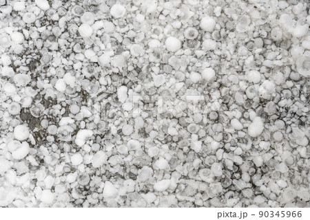 一面に積もった雹 一面に積もった雹 90345966