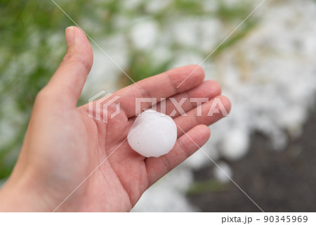 ピンポン玉サイズの雹 90345969