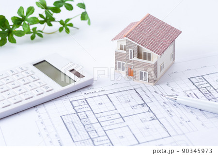 住宅図面（間取り図）と家と電卓 90345973