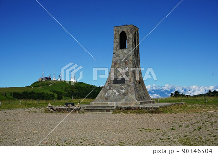 美しの塔と王ヶ頭　夏の美ヶ原高原 90346504