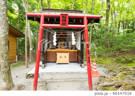 山梨県富士吉田市にある新屋山神社(金運神社)の本宮 山梨県富士吉田市にある新屋山神社(金運神社)の本宮 90347016