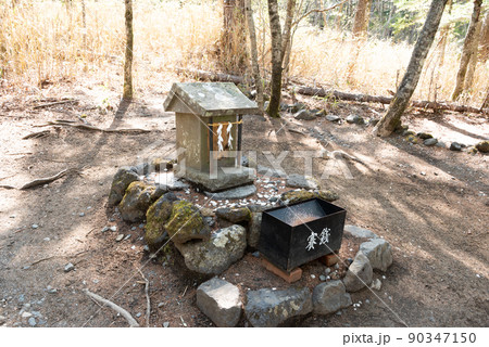山梨県富士吉田市にある新屋山神社(金運神社)の奥宮 山梨県富士吉田市にある新屋山神社(金運神社)の奥宮 90347150