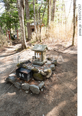 山梨県富士吉田市にある新屋山神社（金運神社）の奥宮 90347207