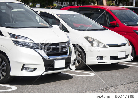 駐車場に止められた自動車 90347289