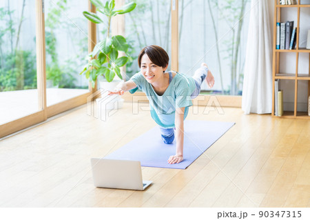 オンラインヨガをするミドルの女性 90347315