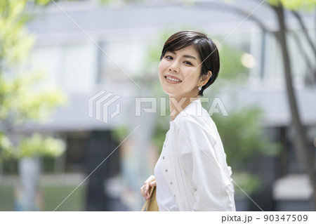 カメラ目線で笑顔のビジネスウーマン 90347509