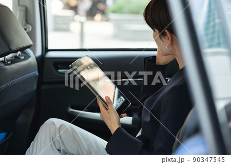 車 ミドル女性 後部座席 車 ミドル女性 後部座席 90347545