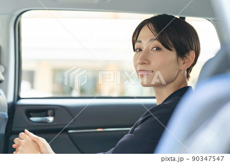 車 ミドル女性 後部座席 車 ミドル女性 後部座席 90347547
