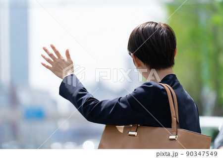 手を上げる女性 90347549