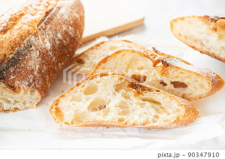 スライスしたバゲット スライスしたバゲット 90347910