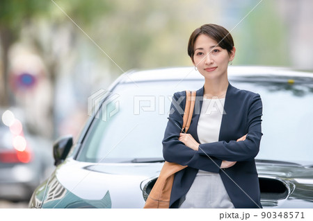 ビジネス 車 街路樹 女性 ビジネス 車 街路樹 女性 90348571