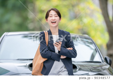 ビジネス　車　街路樹　女性 90348577