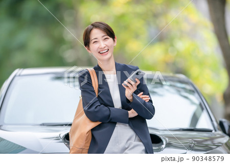 ビジネス　車　街路樹　女性 90348579