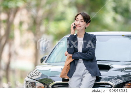 ビジネス　車　街路樹　女性 90348581