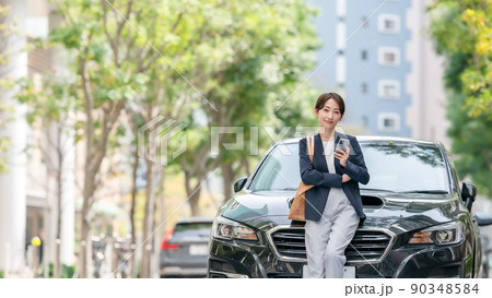 ビジネス　車　街路樹　女性 90348584