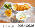 朝食 ガーリックトーストとクリームシチュー 90348686