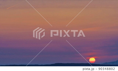 日没と飛行機雲の夕景。 日没と飛行機雲の夕景。 90348802