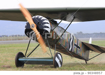 エアショーに参加する第一次世界大戦時代の複葉機（一部レプリカ） 90348957
