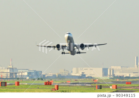 ソラムナード羽田緑地から見る羽田空港を離陸するジェット機 ソラムナード羽田緑地から見る羽田空港を離陸するジェット機 90349115
