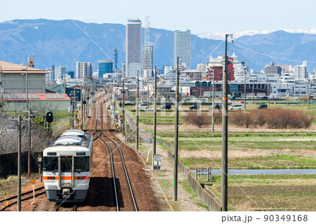 【高山本線】長森駅を発車する列車 90349168