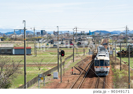 【高山本線】長森駅を通過するひだ号 【高山本線】長森駅を通過するひだ号 90349171