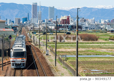【高山本線】長森駅を通過するひだ号 90349177