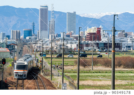 【高山本線】長森駅を通過するひだ号 【高山本線】長森駅を通過するひだ号 90349178