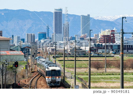 【高山本線】長森駅に入線するひだ号 90349181
