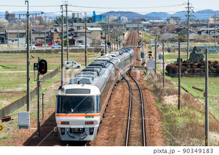 【高山本線】長森駅を通過するひだ号 90349183