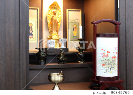 小さい仏壇に飾られた初盆用のモダンな提灯3 90349766