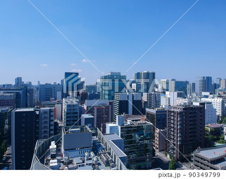 ドローンで空撮した夏の名古屋の高層ビルの風景 90349799