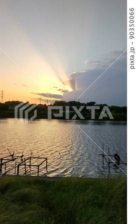 八千代市にて夕暮れに新川沿いで撮影された後光が神々しい雲の写真       90350066