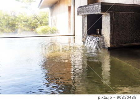 温泉イメージ 流れ出る温泉水 温泉情緒 源泉掛け流し 湯気と湯船 イメージ素材 温泉イメージ 流れ出る温泉水 温泉情緒 源泉掛け流し 湯気と湯船 イメージ素材 90350438
