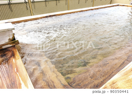 露天風呂 温泉イメージ 檜風呂 温泉情緒 源泉掛け流し イメージ素材 露天風呂 温泉イメージ 檜風呂 温泉情緒 源泉掛け流し イメージ素材 90350441