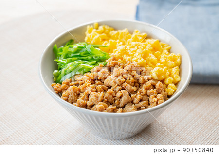 鶏そぼろ丼 90350840