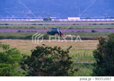 トラックターと農地(農業写真素材)は長崎県諫早干拓 トラックターと農地(農業写真素材)は長崎県諫早干拓 90351007