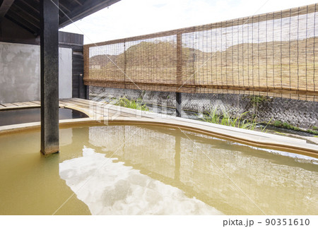 露天風呂　温泉イメージ　温泉情緒　源泉掛け流し　炭酸温泉　ラムネ温泉　イメージ素材 90351610