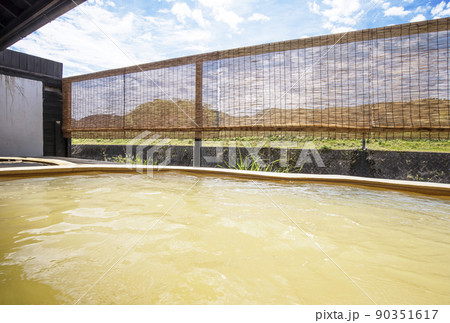 露天風呂　温泉イメージ　温泉情緒　源泉掛け流し　炭酸温泉　ラムネ温泉　イメージ素材 90351617