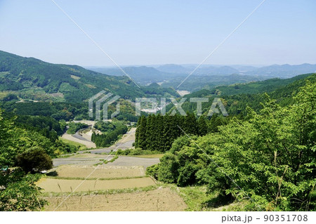 蕨野の棚田（太平展望所からの眺め・佐賀県） 90351708