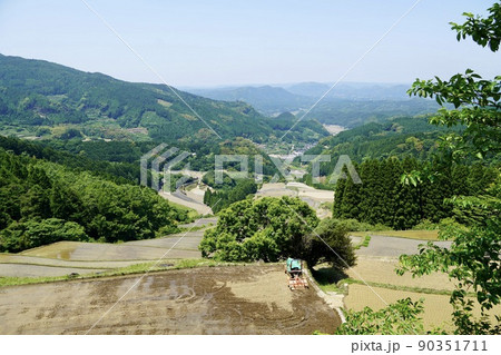 蕨野の棚田（太平展望所からの眺め・佐賀県） 90351711