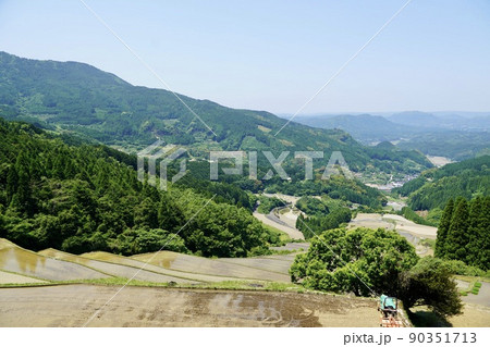 蕨野の棚田（太平展望所からの眺め・佐賀県） 90351713