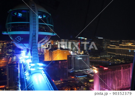 ネバダ州ラスベガス　観覧車からの夜景 90352379