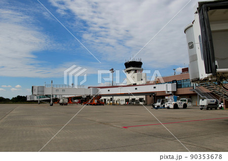 青森空港のエプロン スポットから歩行で空港ビルへ移動 青森空港のエプロン スポットから歩行で空港ビルへ移動 90353678