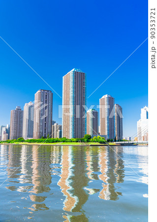 東京　隅田川沿いの高層マンション群 90353721
