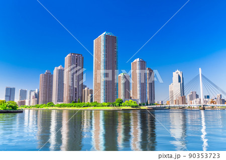 東京　隅田川沿いの高層マンション群 90353723