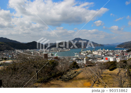 愛媛県宇和島市の史跡宇和島城跡　本丸より宇和島湾を望む 90353862