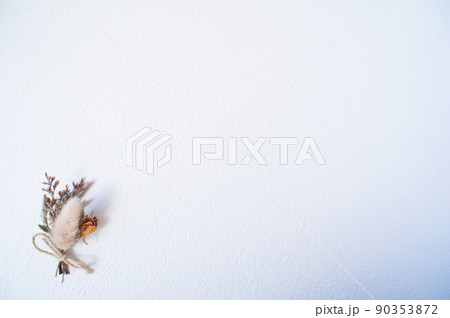 ピンク系のドライフラワーと白い背景 90353872