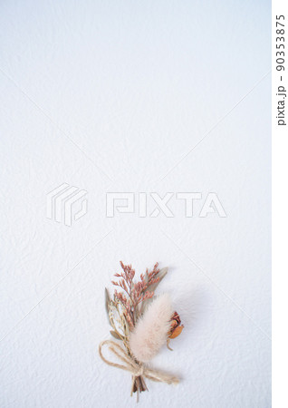 ピンク系のドライフラワーと白い背景 90353875