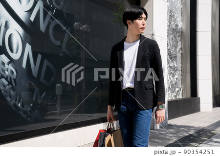 ショッピングをする男性 90354251
