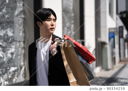 ショッピングをする男性 90354259